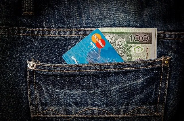 Odzieżowy outlet online i punkty stacjonarne – tanie i modne ubrania