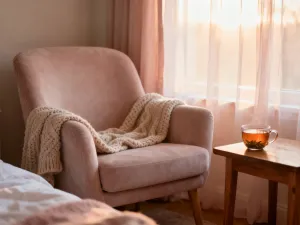 Przytulna sala porodowa z przygotowanym kocykiem dla noworodka i dokumentacją medyczną w nowoczesnym szpitalu.
