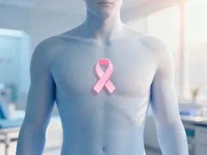 Szklana butelka ze świeżym mlekiem matki na drewnianym stole w słonecznej kuchni.