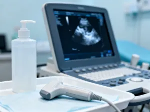 Nowoczesny aparat do mammografii w sterylnym gabinecie diagnostycznym, gotowy do badania piersi.